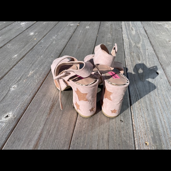 Betsey Johnson Pink Star Block Heels - Picture 2 of 3